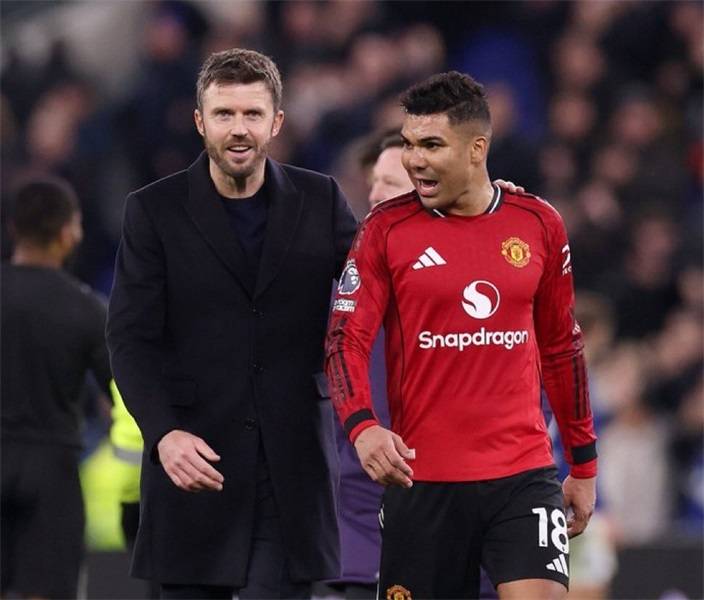 合同仅剩3个月曼联愿续约34岁胖虎球迷高喊再踢1年挽留